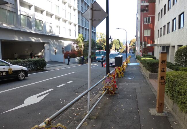 赤坂御用地の東側に沿って南北に通る裏通り