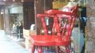 赤くて大きなチェア