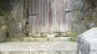 石積みの重厚なアーチ門