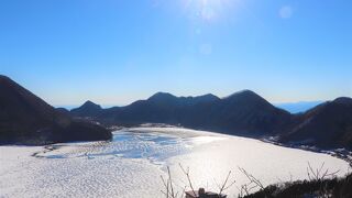 厳冬期、湖の中から不思議な音が聞こえます