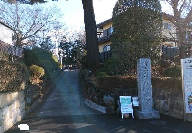 新河岸川の近くにある寺院