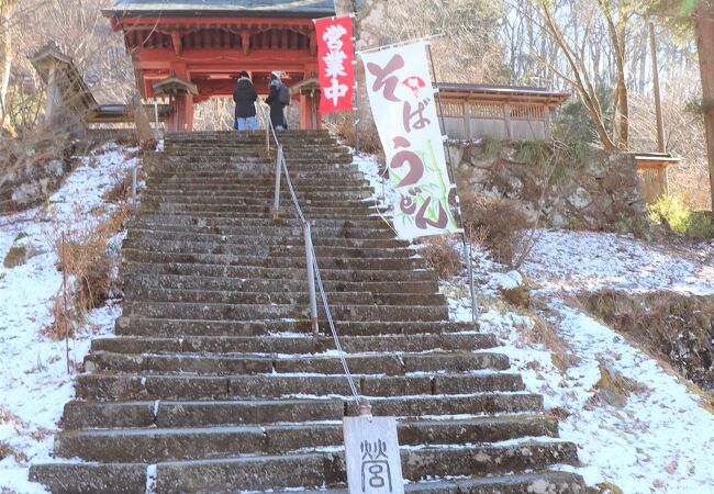 湧水と地粉で打たれた手打ち蕎麦は900円