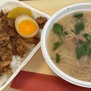 テイクアウトで魯肉飯と麺線を頂きました。