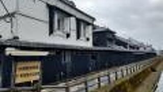 巴波川の橋のたもとにある黒塀のお屋敷は木材回漕問屋の塚田家