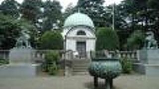 廟堂は立派だが、場所は森の中の目立たぬところ