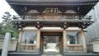 ２３区内では比較的珍しい楼門がお出迎え