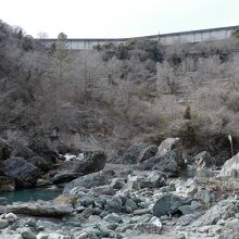 ダムの下に広がる石が転がる峡谷。なかなかの迫力です。