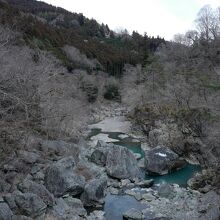 一番のおすすめは、ダム下部の駐車場付近の橋付近。