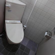 1階のトイレはウオシュレット付きですが、ちょっと狭いかな。