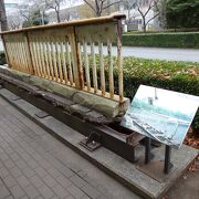 東京大空襲時に使われていた欄干と縁石です