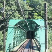 箱根登山電車の観光名所、周囲に溶けこむ緑の鉄橋