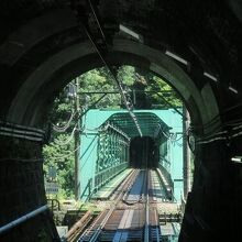 トンネルを抜けると出山の鉄橋