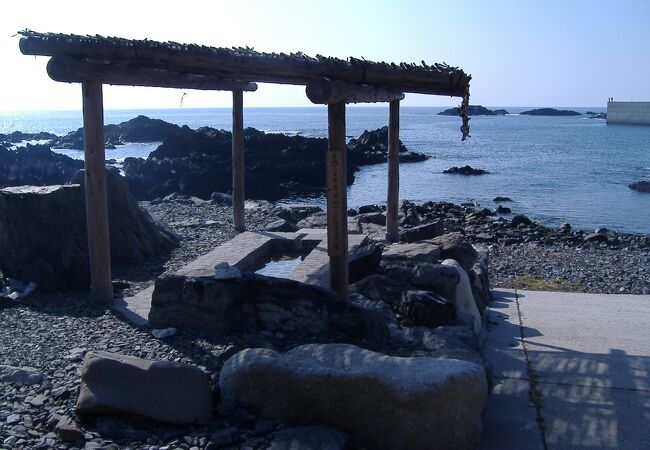 浜辺に湧き出る温泉で、いつでも入浴できます。