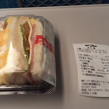 車内販売のサンドイッチ
