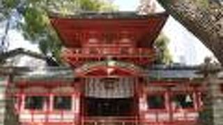 商店街からちょっと歩いたところに。