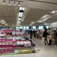 ターミナルビル内のお土産コーナー