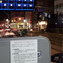 車窓に路面電車が現れれば、もう長崎市内だ