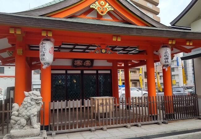 いくつかの神社が境内に。