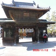 境内には、大願寺本堂以外に、立派な大願寺門、嚴島龍神、護摩堂などもあります