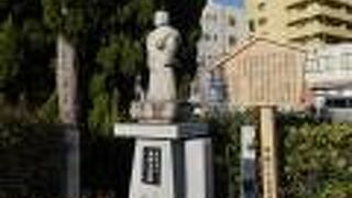 東口にひっそりと。