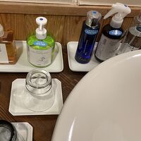 グラス３個とボトルが五つ、歯ブラシ、クシ、ヒゲ剃り等は無し