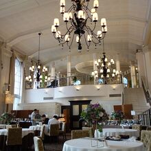 アルモニービアンのバンケットホールで朝食