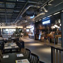 ブリッジとフードコート