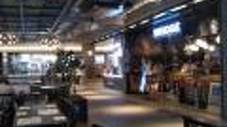 フードコートにて