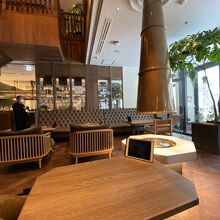 1階真ん中ブロックのソファ席から