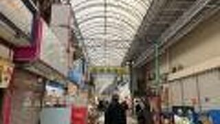 ローカルなお店が並んでいる