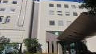 フジテレビ系列。そして玄関脇に本郷新作品