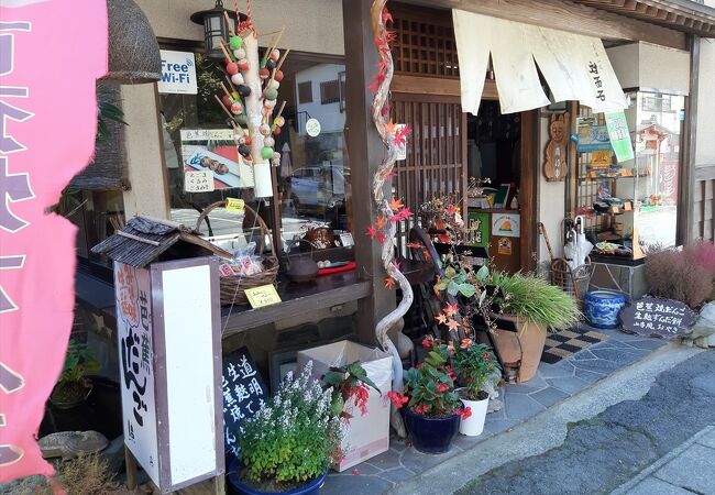 JR山寺駅近くの立谷川ほとりにあるおそばと甘味のお店