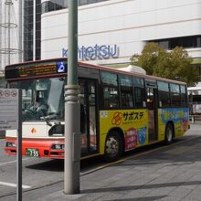 和歌山駅前に停車している南海バス。