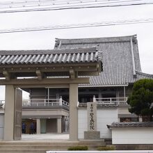 かなり大きくて道路の向かい側からじゃないと門がおさまらない。