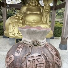 鳥居の奥には、立派は大黒さん