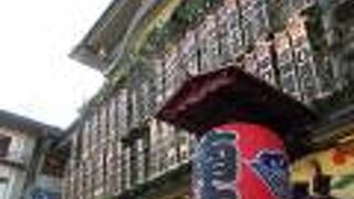 四条通の南側にあるので南座