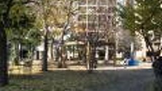 街中の普通の公園