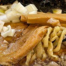 豚煮干しらーめん850円の縮れ麺