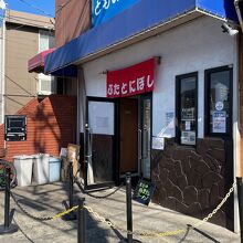 ピークタイムを外すとすぐ店内に入れます。