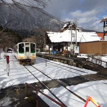 駅舎に面しているのは下りホーム。上りホームへは構内踏切を渡る