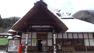 日本で２つしかないという、茅葺き屋根の駅舎