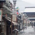 善光寺仁王門内にあり朝食前に善光寺朝の法要に行きました