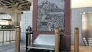 「あゝ上野駅」歌碑