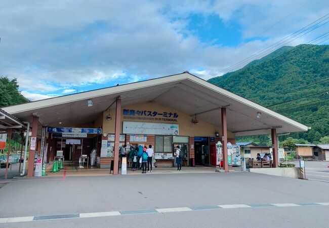 松本駅からのアルピコ交通上高地線(電車)と上高地行きのバスの乗り継ぎをする場所です。