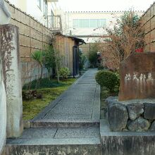 堀川通り沿いの入り口