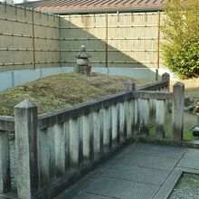 二人の墓が並ぶ