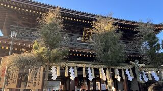 初詣の時期は入場規制しています