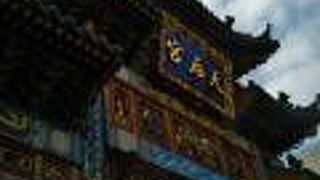 カラフルで華やかな建築物