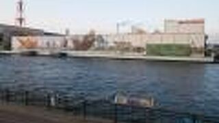 港の工場壁画、浪漫やさかい見事なり