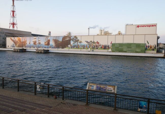 港の工場壁画、浪漫やさかい見事なり